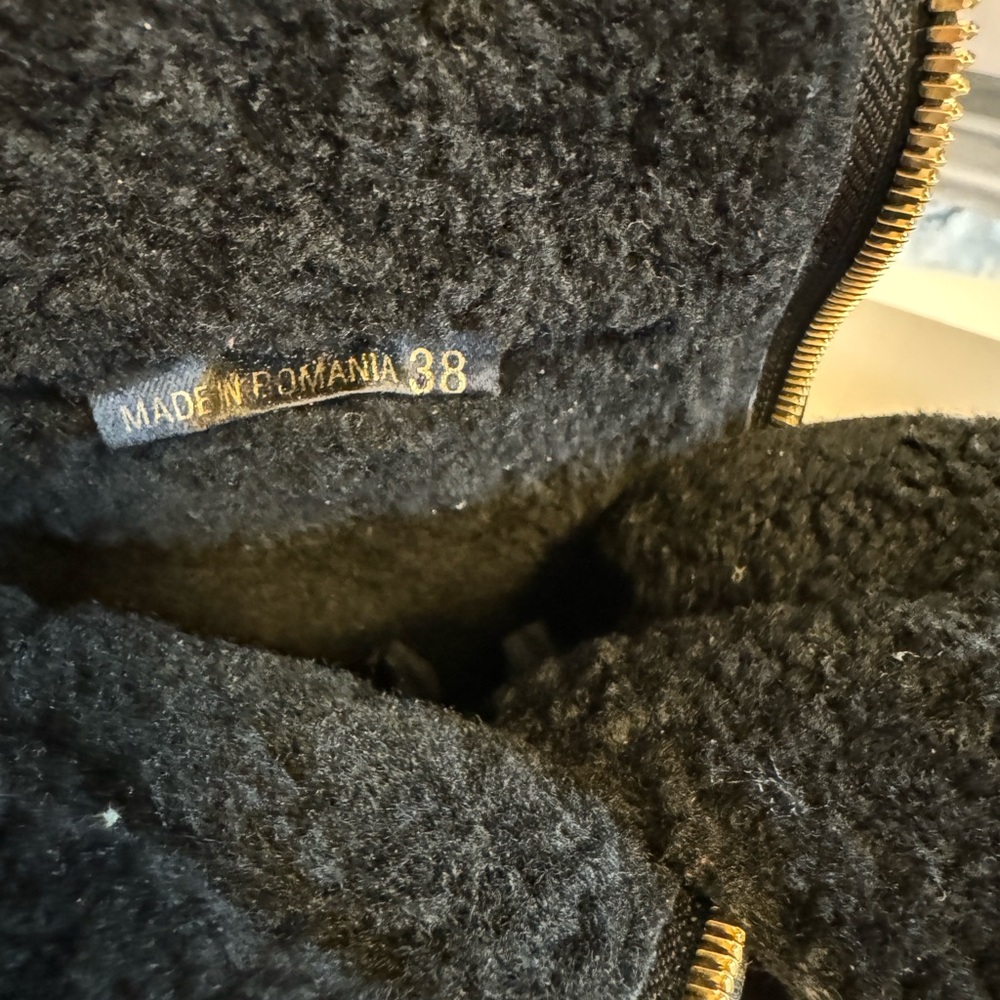 Burberry ladies winter boots - Picture 5 of 8
